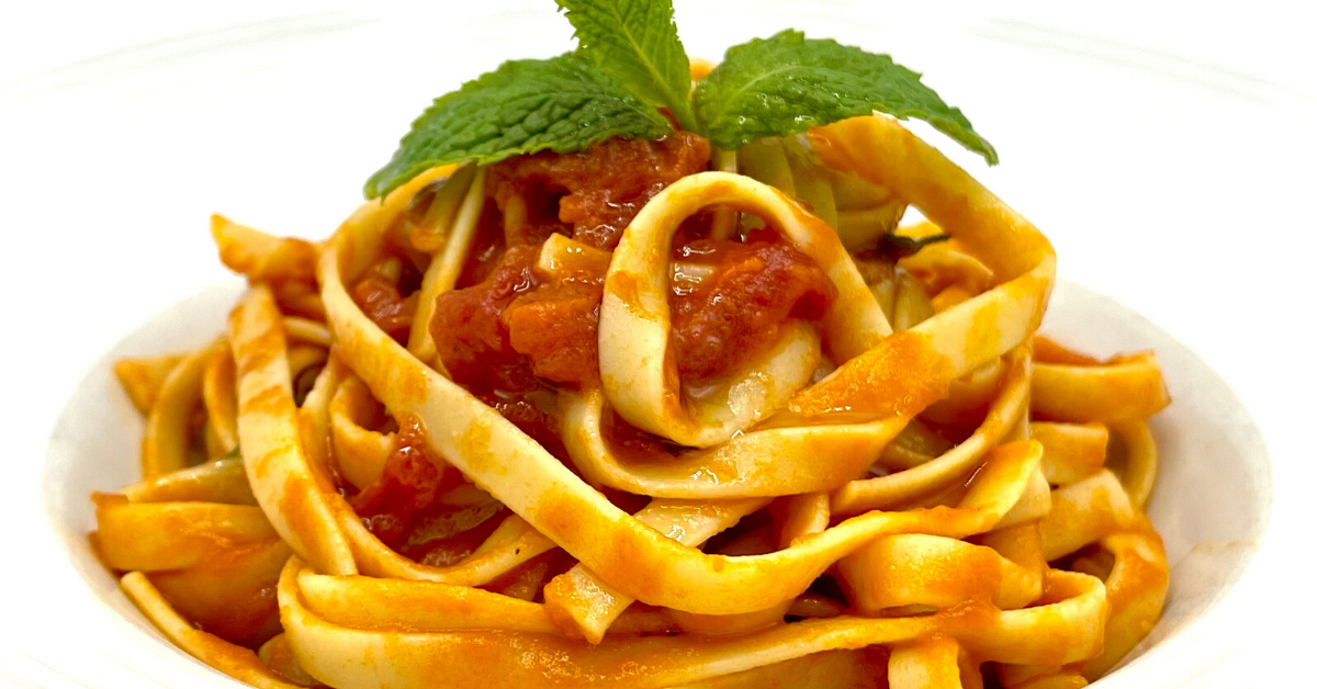 bowl of fettuccine pasta with tomato sauce